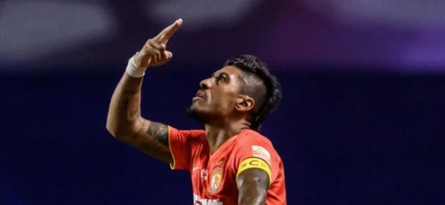 Paulinho, futbolista brasileño/ AFP