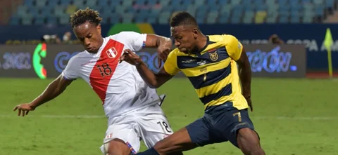 André Carrillo y Pervis Estupiñán disputan el balon en el partido de Copa América / Foto: AFP