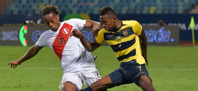 André Carrillo y Pervis Estupiñán disputan el balon en el partido de Copa América / Foto: AFP