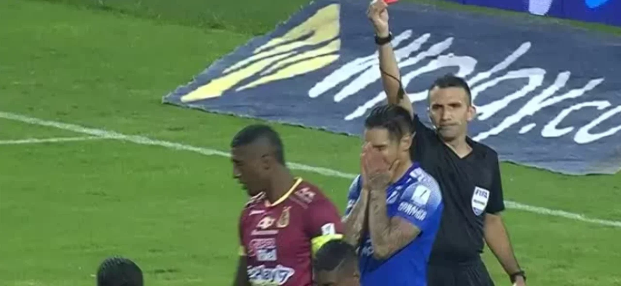 Cristian Arango fue expulsado del partido.