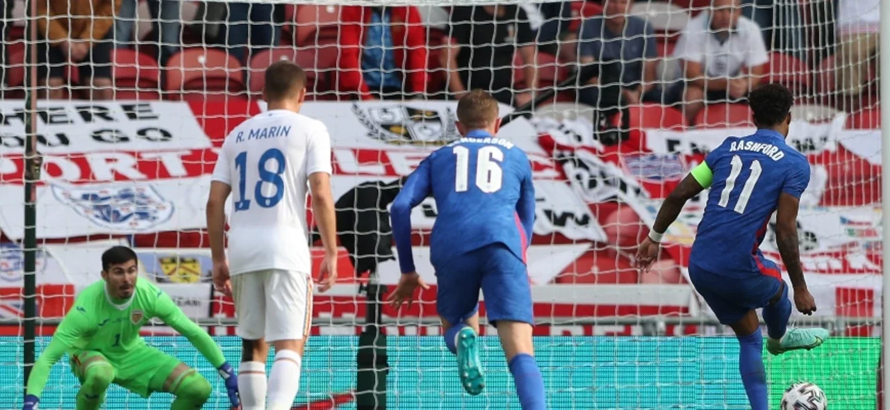 Inglaterra venció en su último partido a Rumania / Foto AFP