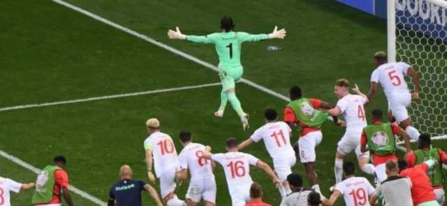 Suiza celebra luego de vencer a Francia en penales / Foto: AFP
