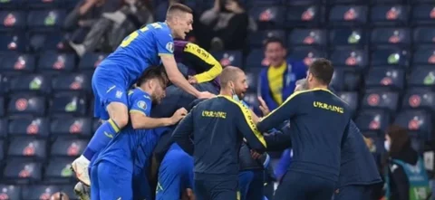La selección de Ucrania celebra el triunfo agónico sobre Suecia / Foto: AFP