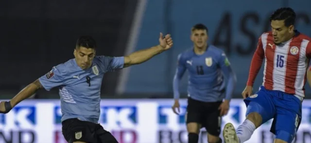 Luis Suárez fue titular, pero Edinson Cavani no estaba disponible para el juego/ AFP