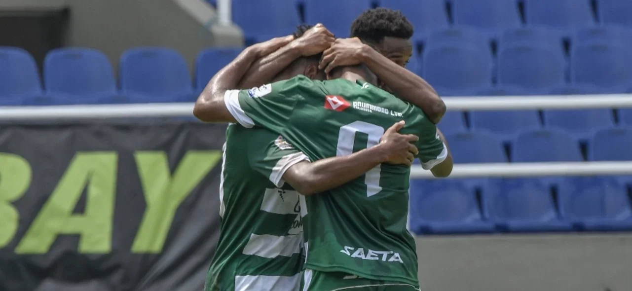 Jugadores de Valledupar celebran en la victoria frente a Atlético / Foto: VizzorImage / Gabriel Aponte