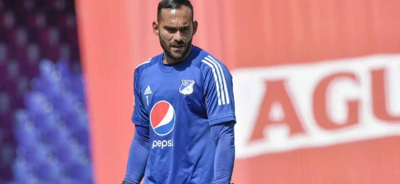 Christian Vargas tuvo una notable atajada frente a Junior. / Foto: VizzorImage - Gabriel Aponte