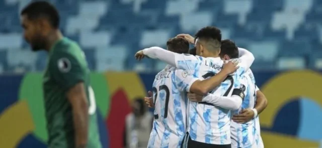 Argentina celebra en el triunfo sobre Bolivia / Foto: AFP