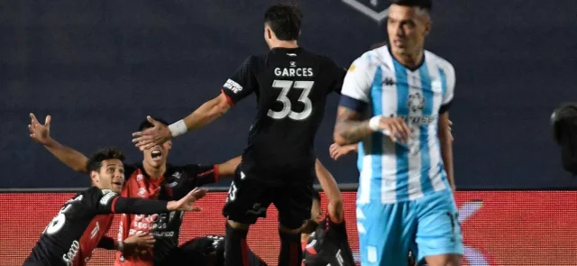 Colón celebra el segundo tanto en la goleada sobre Racing / Foto AFP