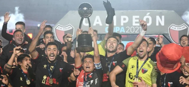 Colón celebra el título de la Copa de la Liga argentina / Foto: AFP