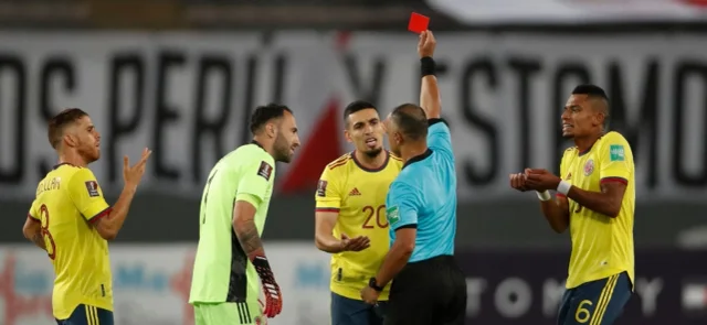 Momento de la expulsión de Daniel Muñoz / Foto AFP