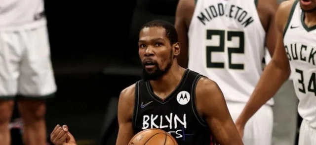 Kevin Durant logró un 'triple-doble' de 49 puntos, 17 rebotes y 10 asistencias. / Foto: AFP