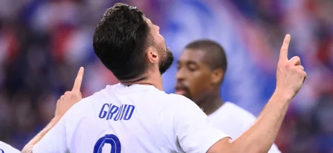 Giroud, que entró por Benzema, firmó doblete / AFP