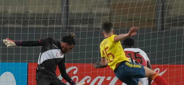 Momento del gol de Uribe ante Perú / Foto AFP