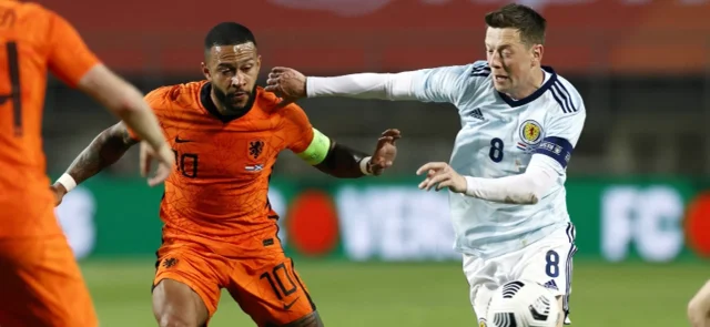 Depay salvó a los holandeses de la derrota / AFP