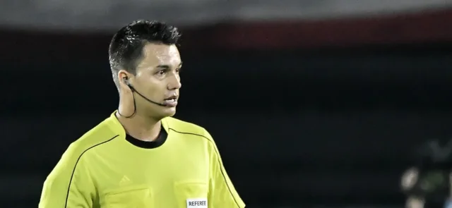 Nicolás Gallo estuvo en el VAR en Uruguay vs. Paraguay / Foto AFP