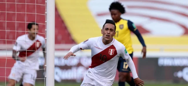 Cueva abrió el marcador / AFP
