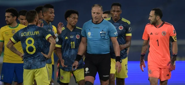 Néstor Pitana y su polémica decisión en el partido Brasil vs Colombia / AFP