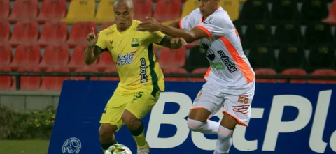 Bucaramanga recibió a Envigado en el partido de ida de la Copa BetPlay Dimayor / Foto: VizzorImage / Jaime Moreno