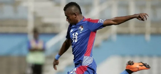 Dinolis jugó un partido con la selección de Panamá/ AFP