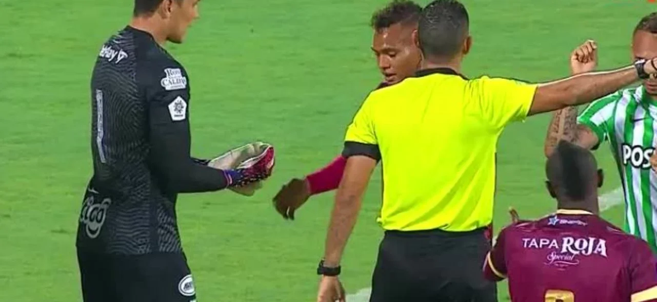 Jugada de gol anulada a Tolima frente a Nacional.