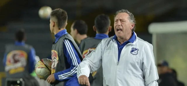 Rubén Israel dirigiendo a Millonarios en 2015 / Foto VizzorImage