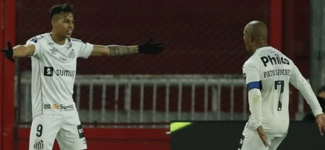 Kaio Jorge marcó el gol de Santos/ AFP