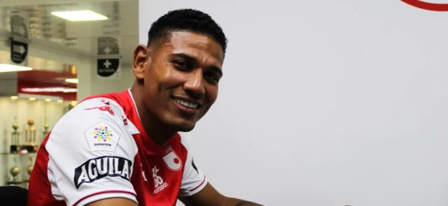 Alexander Mejía firmando con Santa Fe / Foto de Independiente Santa Fe