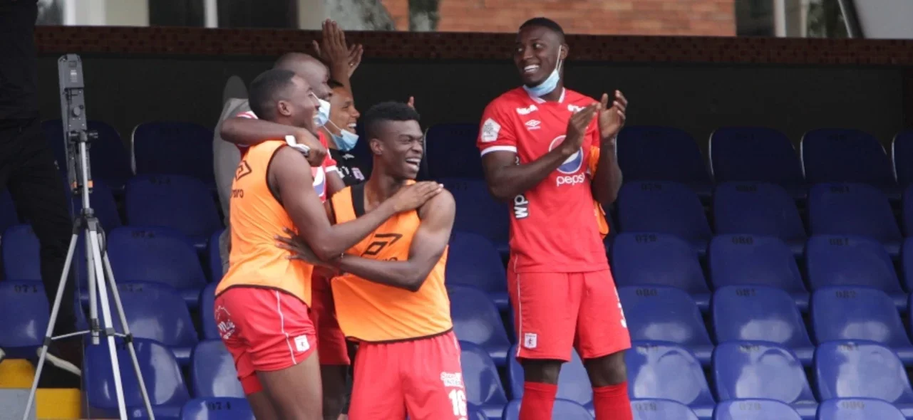 Los jugadores de América celebran en la tribuna el triunfo sobre Junior / Foto VizzorImage