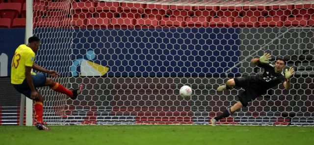 Momento de la atajada de Martínez a Mina / Foto AFP