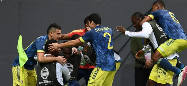 Colombia celebra el tercer gol sobre Perú / Foto AFP