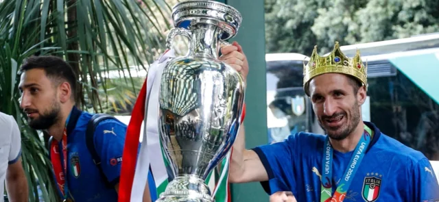 Giorgio Chiellini luciendo con orgullo la copa / AFP