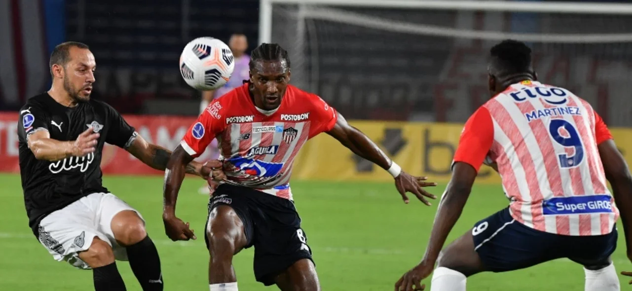 Junior vs. Libertad en en el juego de ida / Foto AFP