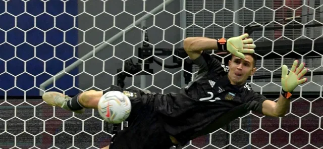 Martínez atajando penales a Colombia / Foto AFP