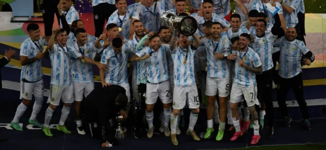 Messi levanta la Copa con Argentina / Foto AFP