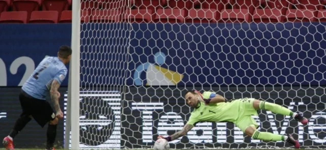 Ospina tapó 2 remates/ AFP