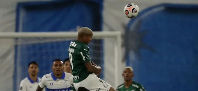 Palmeiras venció a Católica en Chile - Foto AFP