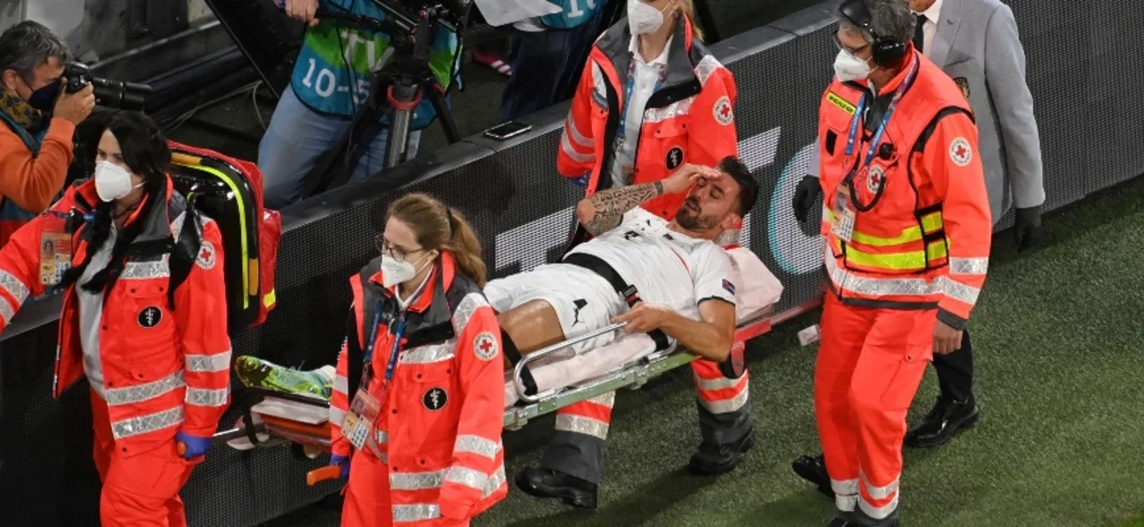 Momento en el que sacan a Spinazzola por lesión / Foto AFP