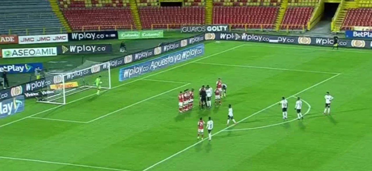 Tiro libre de Juan Camilo Angulo