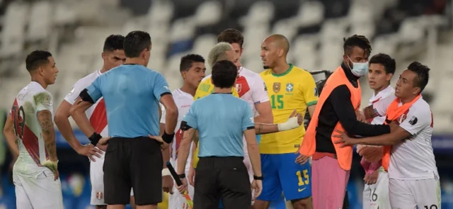 Jugadores en contra del árbitro en Brasil vs. Perú / Foto AFP