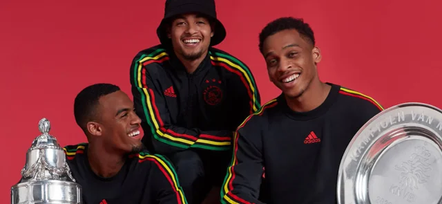 Nueva camiseta de Ajax para la temporada 2021-22. / Foto: Twitter de Ajax