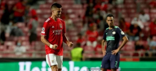 Julian Weigl marcó uno de los goles de Benfica/ AFP