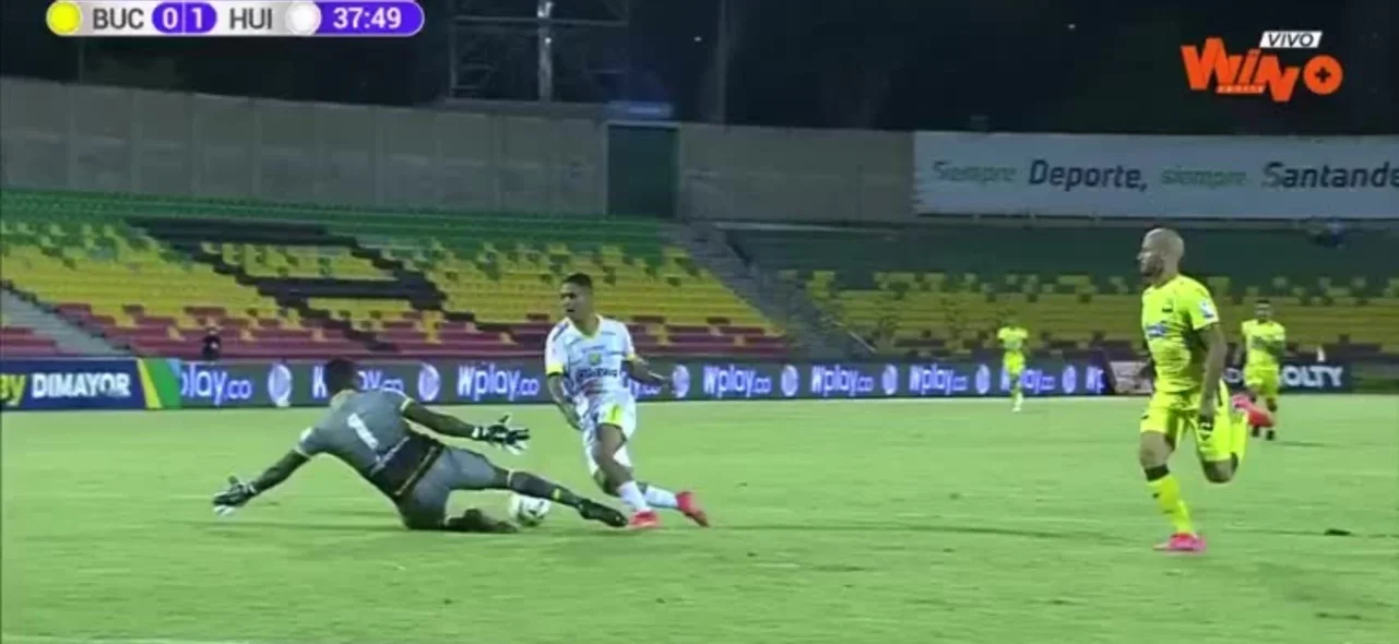 Juan Camilo Chaverra evitó el segundo gol de Huila frente a Bucaramanga.