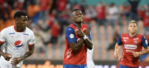 Diber Cambindo anotó en el partido Medellín vs. América. / Foto: VizzorImage - Luis Benavides