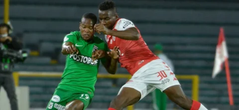 El encuentro se retrasó en el entretiempo por problemas con los hinchas/ Vizzorimage