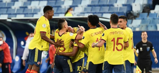 FCF solicitó la gestión para nacionalizar 5.080 dosis de la vacuna CORONAVAC. / Foto: VizzorImage - FCF