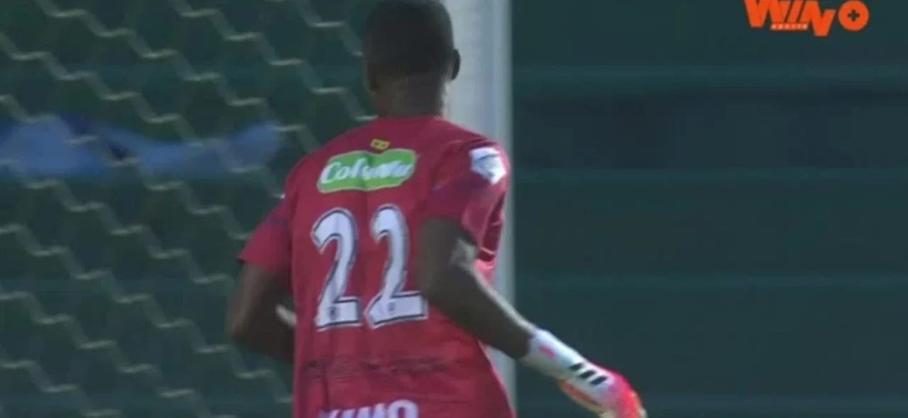 Jhon Figueroa tuvo una destacada atajada frente a Boyacá Chicó.