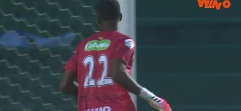 Jhon Figueroa tuvo una destacada atajada frente a Boyacá Chicó.