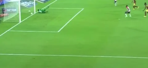 Cetré pateó, pero el palo le impidió celebrar.