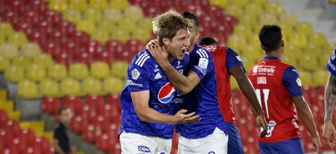 Llinás celebra el primer gol de Millonarios ante Medellín / Foto VizzorImage