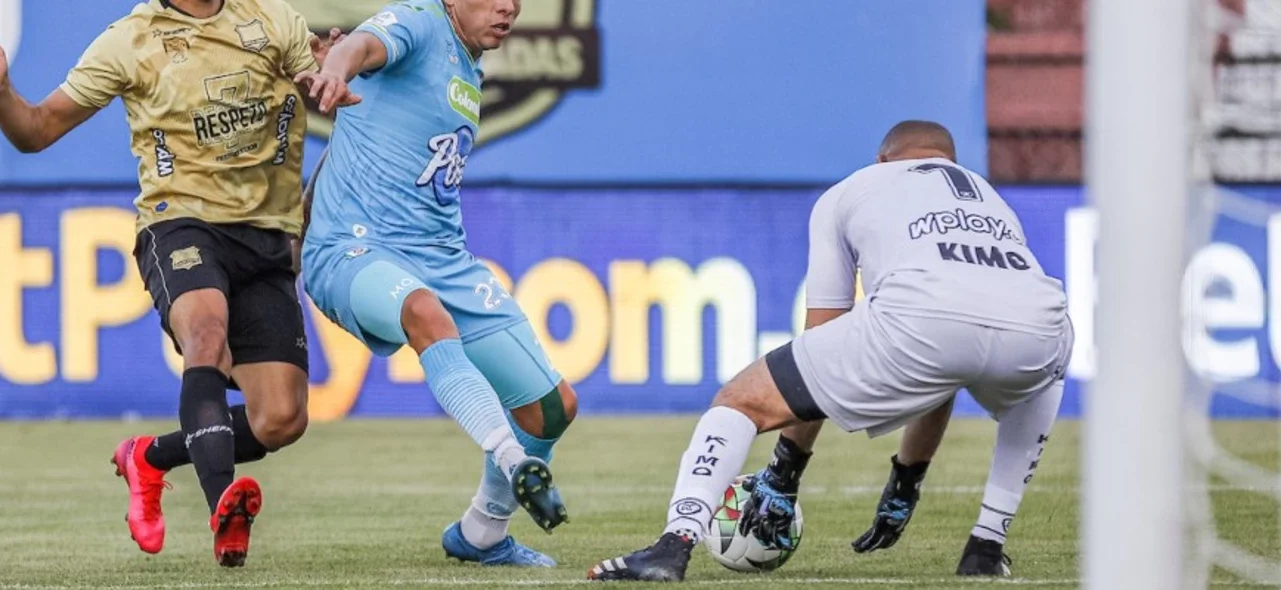 Pablo Mina, arquero de Jaguares/ Vizzorimage